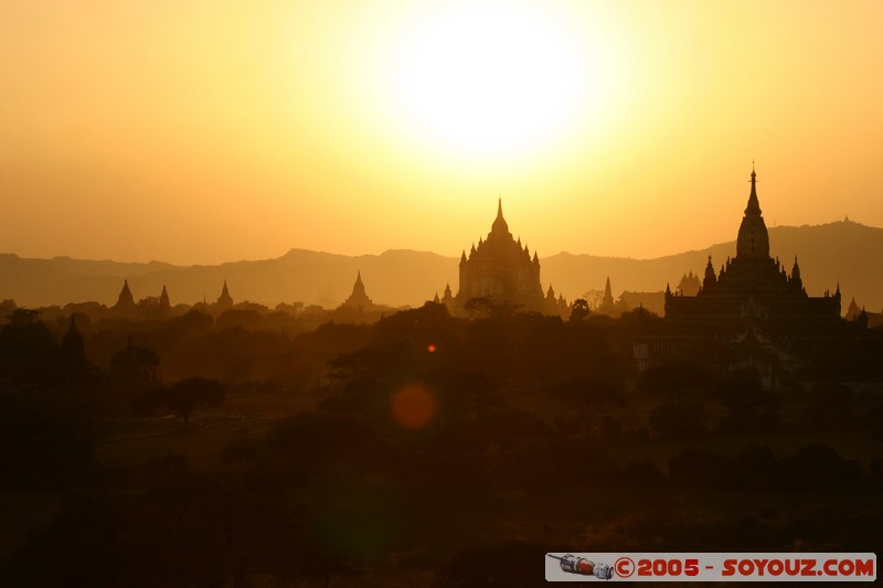 Bagan - That-byin-nyu Pahto and Ananda Pahto
Mots-clés: myanmar Burma Birmanie sunset Ruines Pagode brume