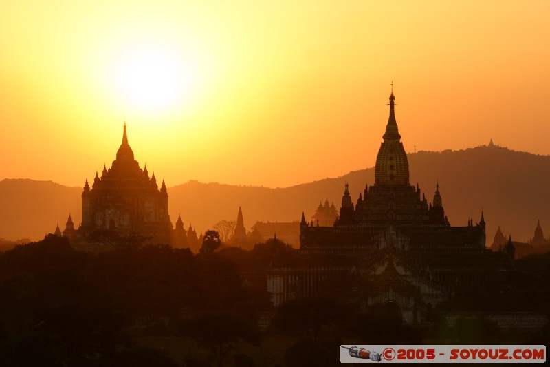 Bagan - That-byin-nyu Pahto and Ananda Pahto
Mots-clés: myanmar Burma Birmanie sunset Ruines Pagode brume