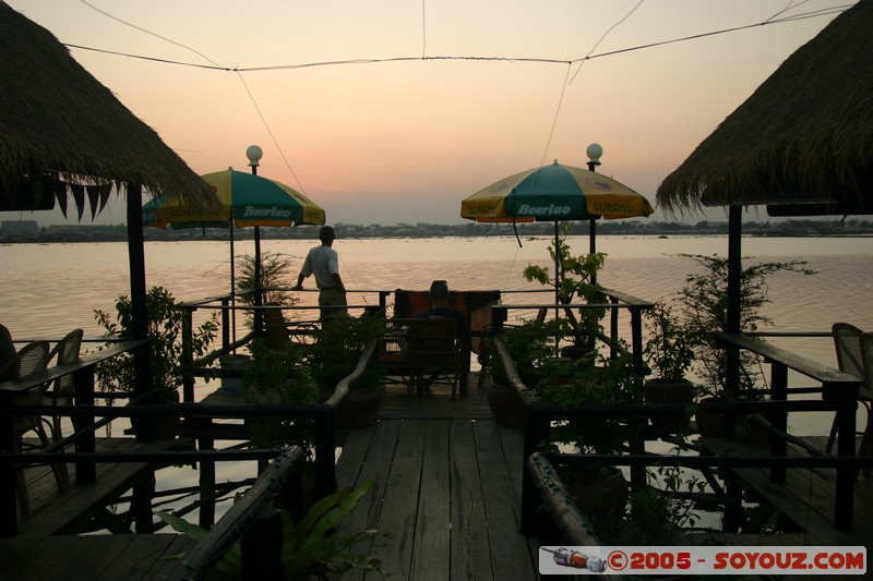 Phnom Penh - Happy Guesthouse view
Mots-clés: sunset