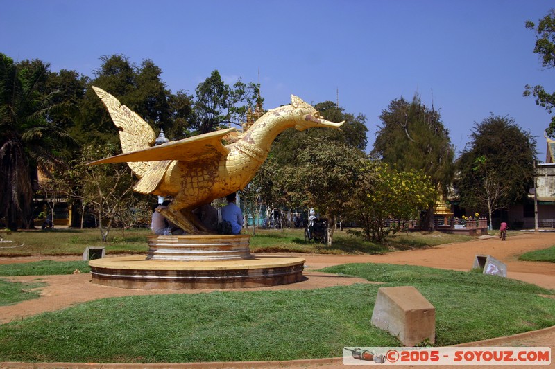 Phnom Penh - Goose (hamsa) statue
