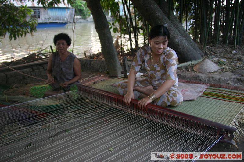 Cai Rang - Woman weaving
Mots-clés: Vietnam personnes