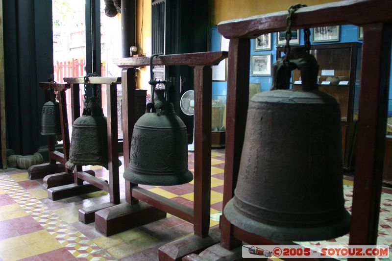 Hoi An - Quan Cong Temple - Bells
Mots-clés: Vietnam Hoi An patrimoine unesco cloche Boudhiste