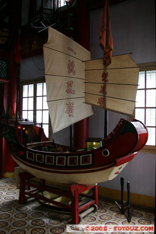 Hoi An - Trung Hoa Assembly hall - Boat
Mots-clés: Vietnam Hoi An patrimoine unesco Boudhiste sculpture