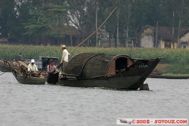 Perfume River - Sand-dredging boat
Mots-clés: Vietnam bateau personnes