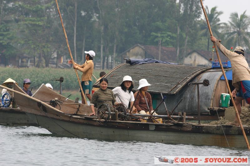 Perfume River - Sand-dredging boat
Mots-clés: Vietnam bateau personnes