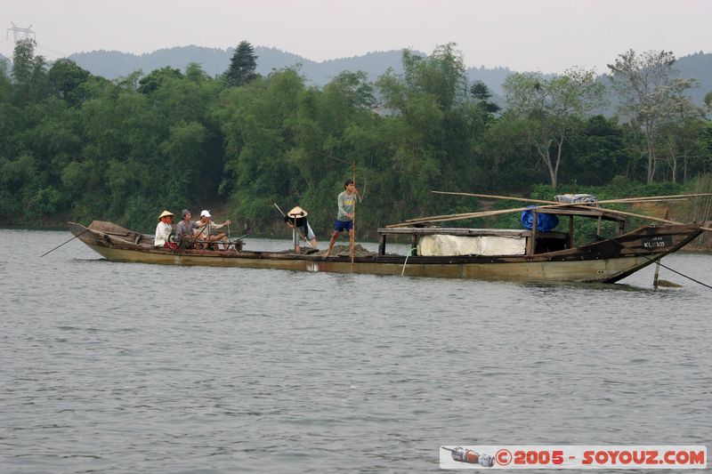 Perfume River - Sand-dredging boat
Mots-clés: Vietnam bateau personnes