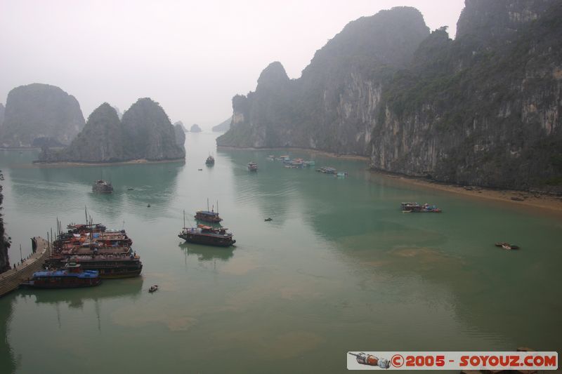 Halong Bay - View from Sung Sot Caves (Grotte des Surprises)
Mots-clés: Vietnam patrimoine unesco mer brume bateau