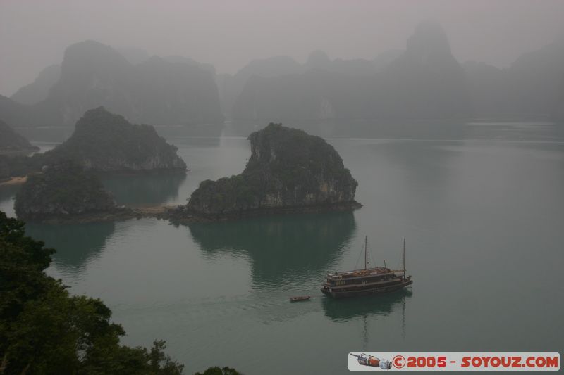 Halong Bay - View from Dao Ti Top (Titov Island)
Mots-clés: Vietnam patrimoine unesco mer brume
