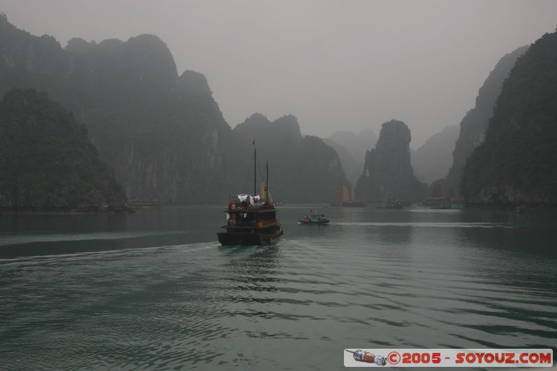 Halong Bay
Mots-clés: Vietnam patrimoine unesco mer brume bateau