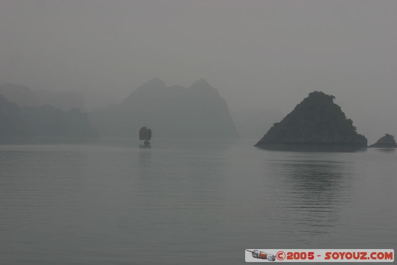 Halong Bay
Mots-clés: Vietnam patrimoine unesco mer brume bateau