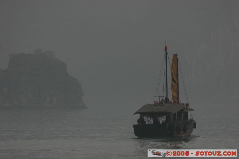 Halong Bay
Mots-clés: Vietnam patrimoine unesco mer brume bateau