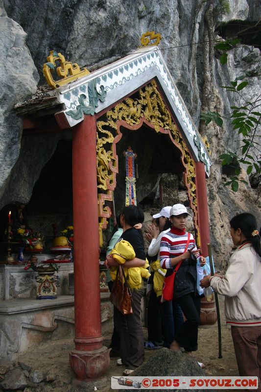 Chua Huong (Perfume pagoda) - Walk to Huong Tich Chu
Mots-clés: Vietnam Boudhiste