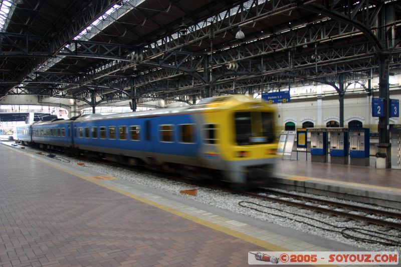 Train de banlieu dans l'ancienne gare
Commuter train in the old train station
Mots-clés: Central Market Dataran Merdeka Federal Territory Kuala Lumpur Malaysia Masjid Negara Menara Petronas Twin Towers Twin Towers