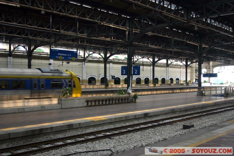 Train de banlieu dans l'ancienne gare
Commuter train in the old train station
Mots-clés: Central Market Dataran Merdeka Federal Territory Kuala Lumpur Malaysia Masjid Negara Menara Petronas Twin Towers Twin Towers