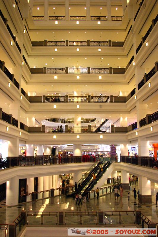 vue intérieur du centre commercial Berjaya Times Square
inside view of the Berjaya Times Square mall
Mots-clés: Central Market Dataran Merdeka Federal Territory Kuala Lumpur Malaysia Masjid Negara Menara Petronas Twin Towers Twin Towers