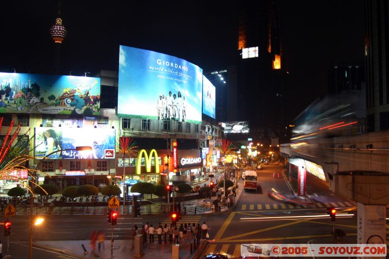 Vue de nuit du quartier Golden Triangle
night view of the Golden Triangle area
Mots-clés: Central Market Dataran Merdeka Federal Territory Kuala Lumpur Malaysia Masjid Negara Menara Petronas Twin Towers Twin Towers