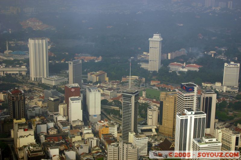 Vue depuis la plateforme d'observation de la KL Tower (276 m)
View from KL Tower's public observation platform (276 m)
Mots-clés: Central Market Dataran Merdeka Federal Territory Kuala Lumpur Malaysia Masjid Negara Menara Petronas Twin Towers Twin Towers