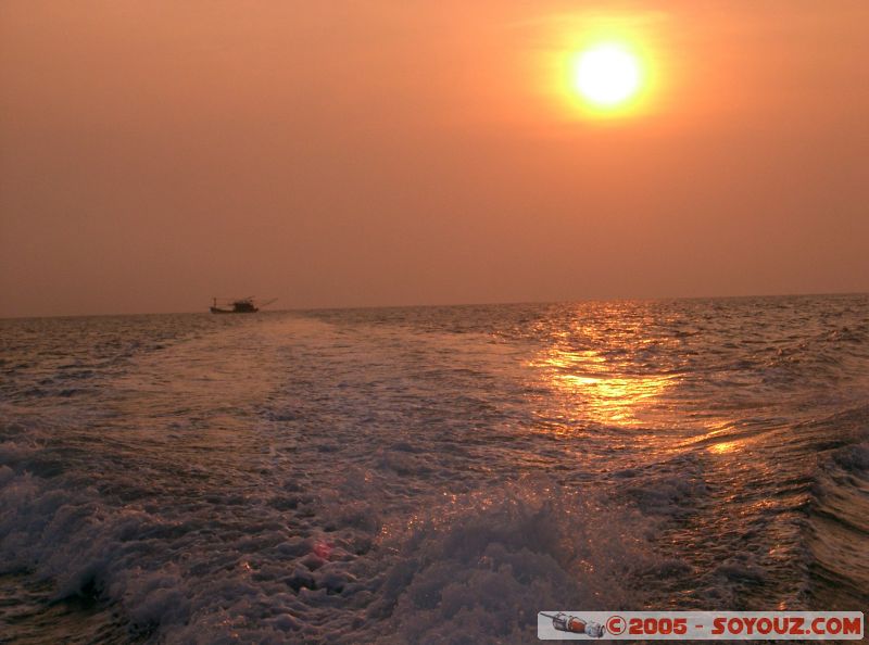 Arrivée au soleil couchant
Mots-clés: Kecil Malaysia Perhentian Islands beach diving paradis paradise plongés scuba