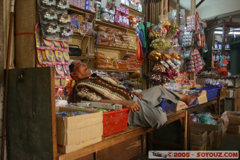 en attendant le client
waiting for customers
Mots-clés: Kelantan Kota Baharu Kota Bahru Kota Bharu Malaysia march market