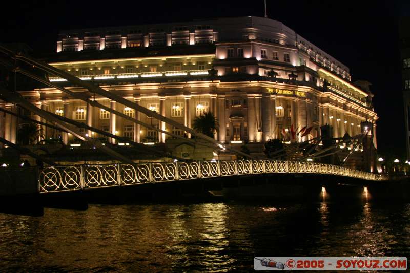 Cavenagh bridge and Fullerton Hotel
By night
