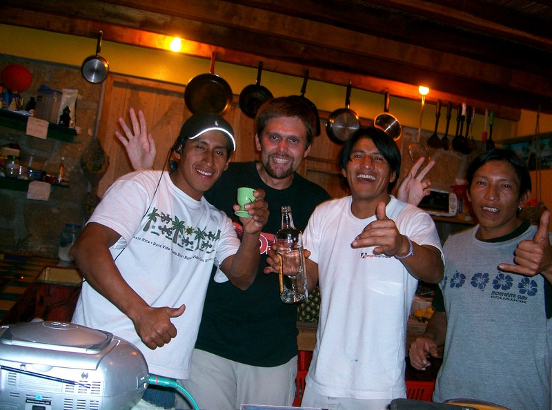 La Papaya Verde
Les patrons de l'hotel Papaya Verde à Montanita, super sympa, une très bonne soirée.
Equatoriens - Mantanita (Equateur) - Juillet 2004
