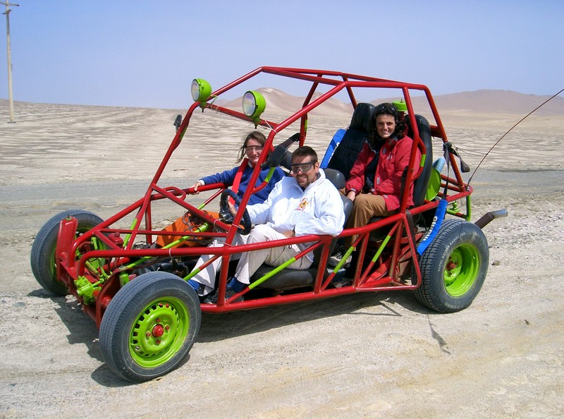 Buggy
Rencontrées suite à une absence de bus.
Françaises - Pisco (Pérou) - Aout 2004
