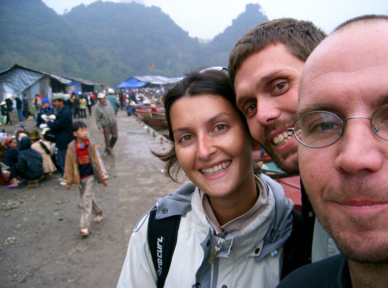 Seb et Manue
Notre dernière photo ensemble lors de l'excursion à la pagode parfumée.
Suisses - Hanoi (Vietnam) - Mars 2005
