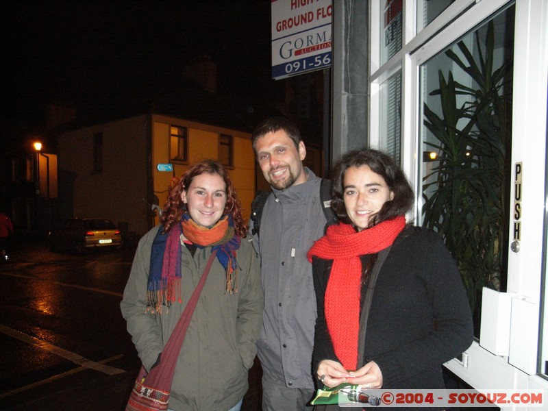 Eleonore et Camille
Nous nous étions rencontrés dans un hôtel à Auckland (Nouvelle-Zelande), elles étaient la-bas en Working-Holiday visa. Nous nous sommes revus en Irlande ou elles travaillaient.
Française - Galway (Irlande) - Mai 2007
