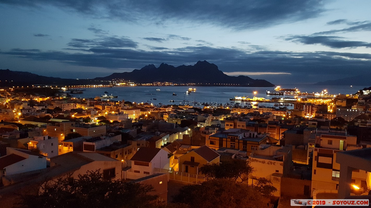 Sao Vicente - Mindelo by Night
Mots-clés: Sao Vicente Mindelo Solar Windelo Mer Nuit