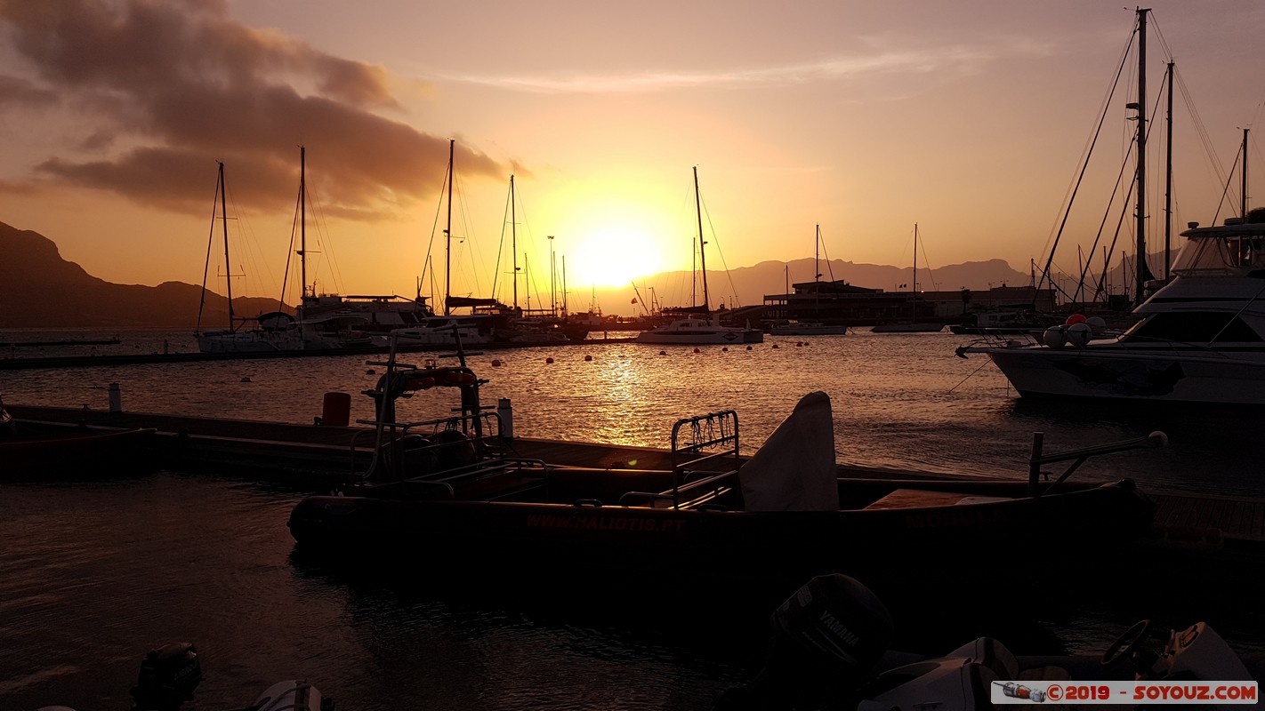 Sao Vicente - Mindelo - Marina Floating Bar
Mots-clés: Sao Vicente Mindelo Marina Floating Bar sunset Mer