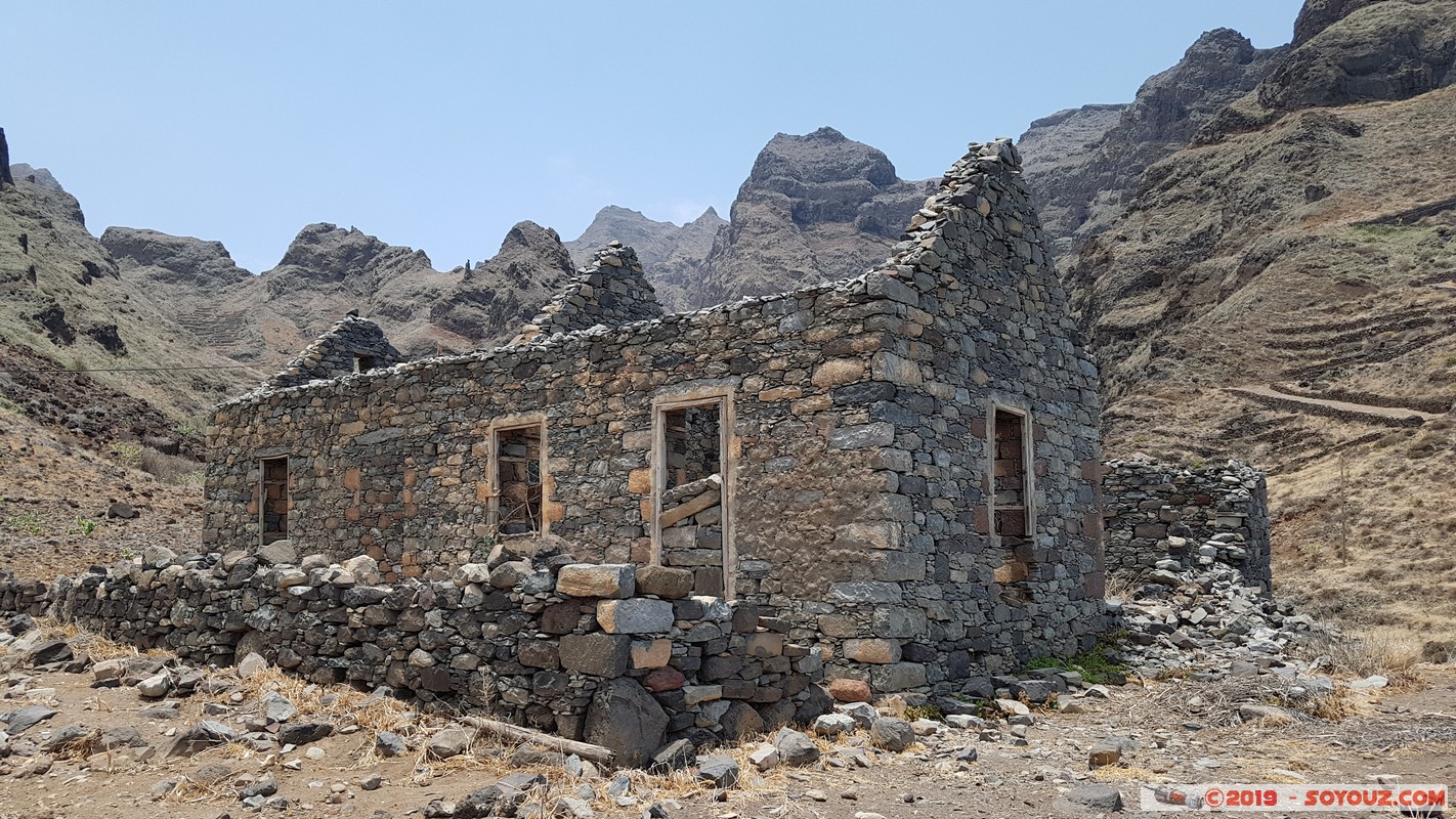 Santo Antao - Caminhada Cruzinas - Ponta do Sol - Ruina
Mots-clés: Santo Antao Caminhada Cruzinas - Ponta do Sol Montagne Mer Ruines