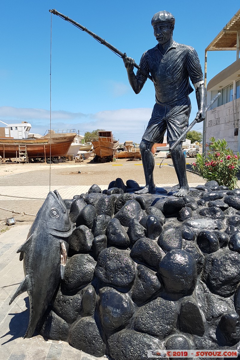 Sal - Palmeira
Mots-clés: geo:lat=16.75638889 geo:lon=-22.98166667 geotagged Sal Palmeira sculpture statue