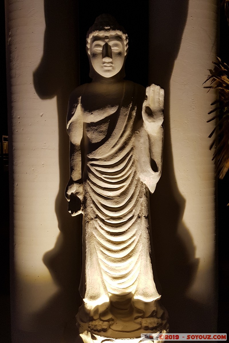 Sal - Santa Maria by night - The Budha Beach Hotel
Mots-clés: Sal Santa Maria The Budha Beach Hotel sculpture statue