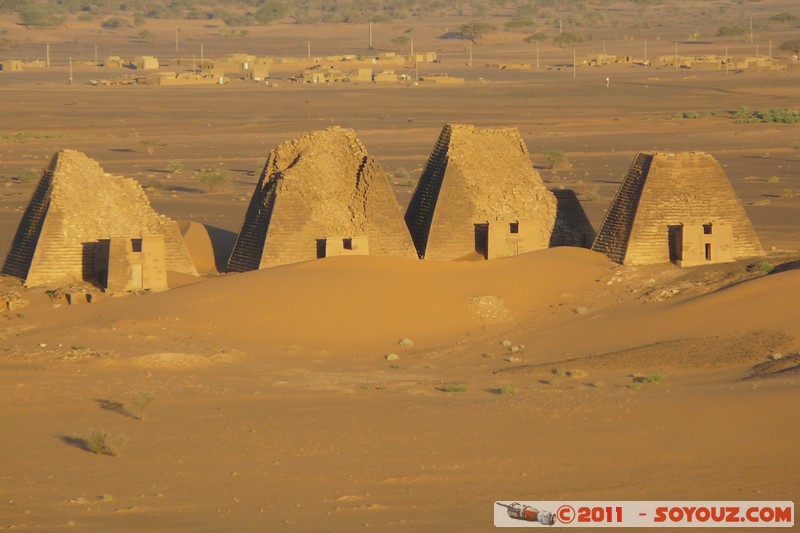 Sunrise on Meroe pyramids
Mots-clés: geo:lat=16.93383554 geo:lon=33.75800908 geotagged Hillat ed Darqab Nahr an N&Auml;&laquo;l SDN Soudan Ruines Egypte patrimoine unesco sunset Desert