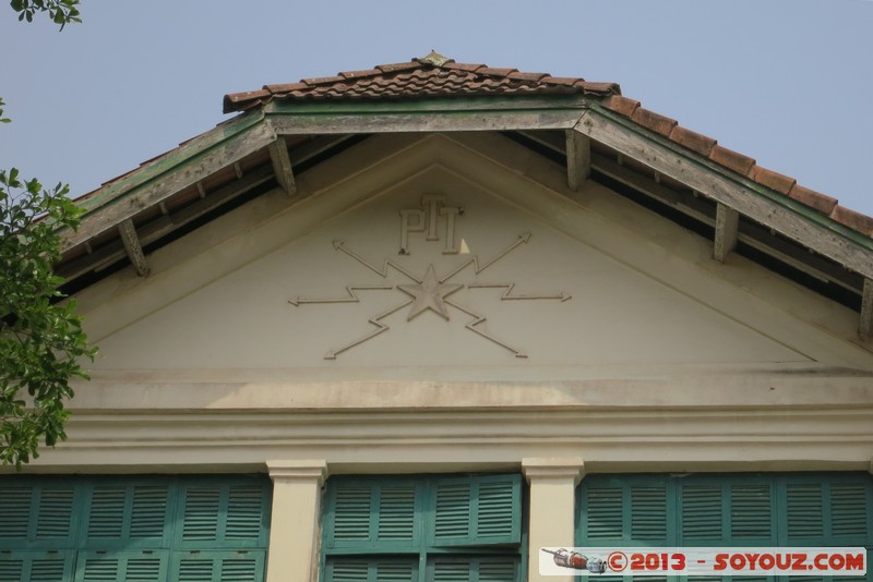 Grand-Bassam - Ancien batiment des PTT
Mots-clés: CIV C&Atilde;&acute;te d'Ivoire patrimoine unesco Grand Bassam Colonial Francais Ruines France geo:lat=5.19538026 geo:lon=-3.73534620 geotagged Lagunes