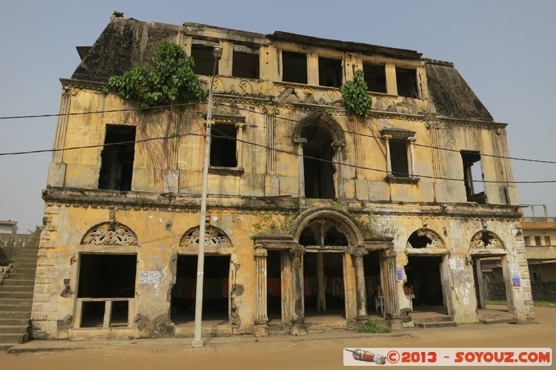 Grand-Bassam - Maison Ganamet
Mots-clés: CIV C&Atilde;&acute;te d'Ivoire patrimoine unesco Grand Bassam Colonial Francais Ruines France geo:lat=5.19543101 geo:lon=-3.72825176 geotagged Lagunes