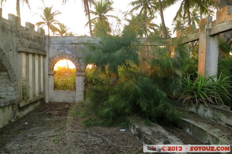 Assinie - Maison abandonnee
Mots-clés: CIV CÃ´te d'Ivoire Sud-Como Ruines sunset