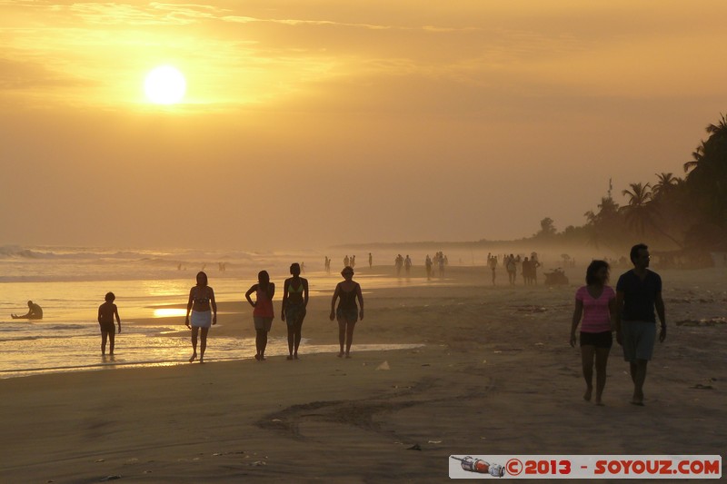 Assinie - Coucher de Soleil
Mots-clés: geo:lat=5.15863965 geo:lon=-3.46831083 geotagged plage mer sunset personnes