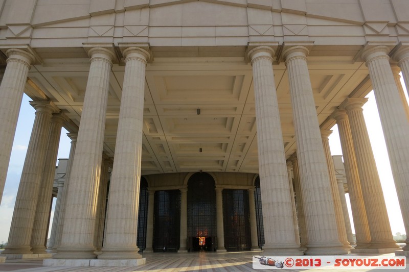 Yamoussoukro - Basilique de Notre Dame de la Paix
Mots-clés: CIV C&Atilde;&acute;te d'Ivoire geo:lat=6.81236118 geo:lon=-5.29627030 geotagged Lacs Yamoussoukro Basilique de Notre Dame de la Paix Eglise Architecture sunset
