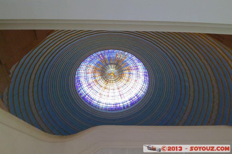 Yamoussoukro - Basilique de Notre Dame de la Paix - Le Dome
Mots-clés: CIV C&Atilde;&acute;te d'Ivoire Yamoussoukro Lacs Basilique de Notre Dame de la Paix Eglise Architecture Vitrail