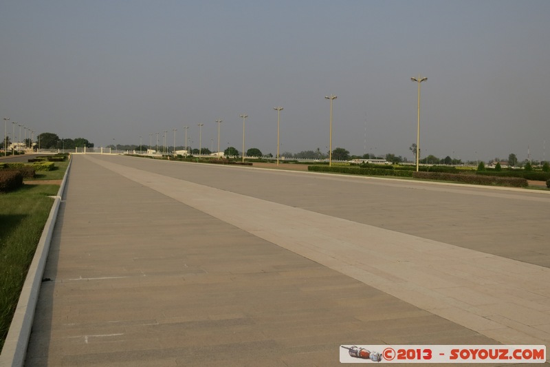 Yamoussoukro - Basilique de Notre Dame de la Paix - Le Dome
Mots-clés: CIV C&Atilde;&acute;te d'Ivoire Yamoussoukro Lacs Basilique de Notre Dame de la Paix Eglise Architecture