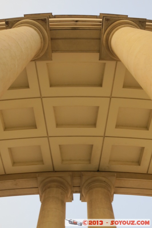 Yamoussoukro - Basilique de Notre Dame de la Paix - Le Dome
Mots-clés: CIV C&Atilde;&acute;te d'Ivoire Yamoussoukro Lacs Basilique de Notre Dame de la Paix Eglise Architecture