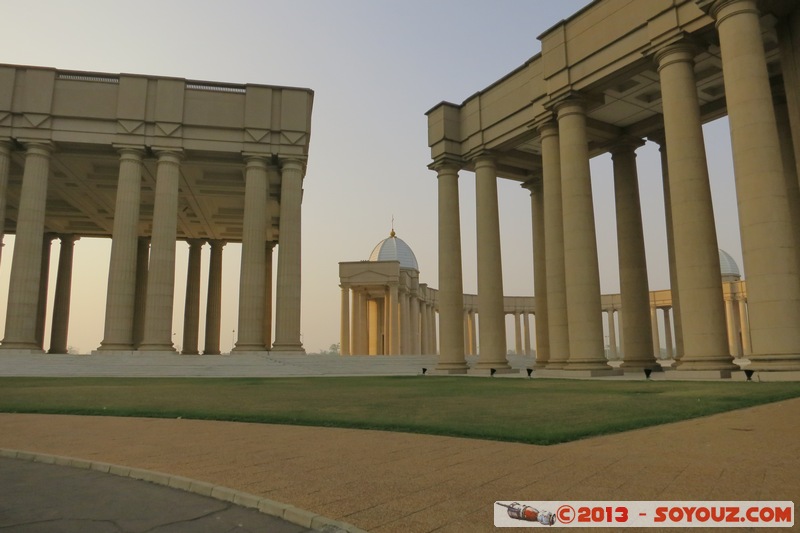 Yamoussoukro - Basilique de Notre Dame de la Paix - Le Dome
Mots-clés: CIV C&Atilde;&acute;te d'Ivoire Yamoussoukro Lacs Basilique de Notre Dame de la Paix Eglise Architecture sunset