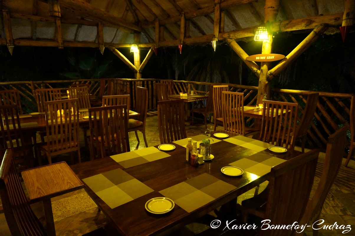 Sarova Shaba Game Lodge by night
Mots-clés: Archers Post geo:lat=0.66499703 geo:lon=37.70871261 geotagged KEN Kenya Samburu Isiolo Shaba National Reserve Sarova Shaba Game Lodge Nuit