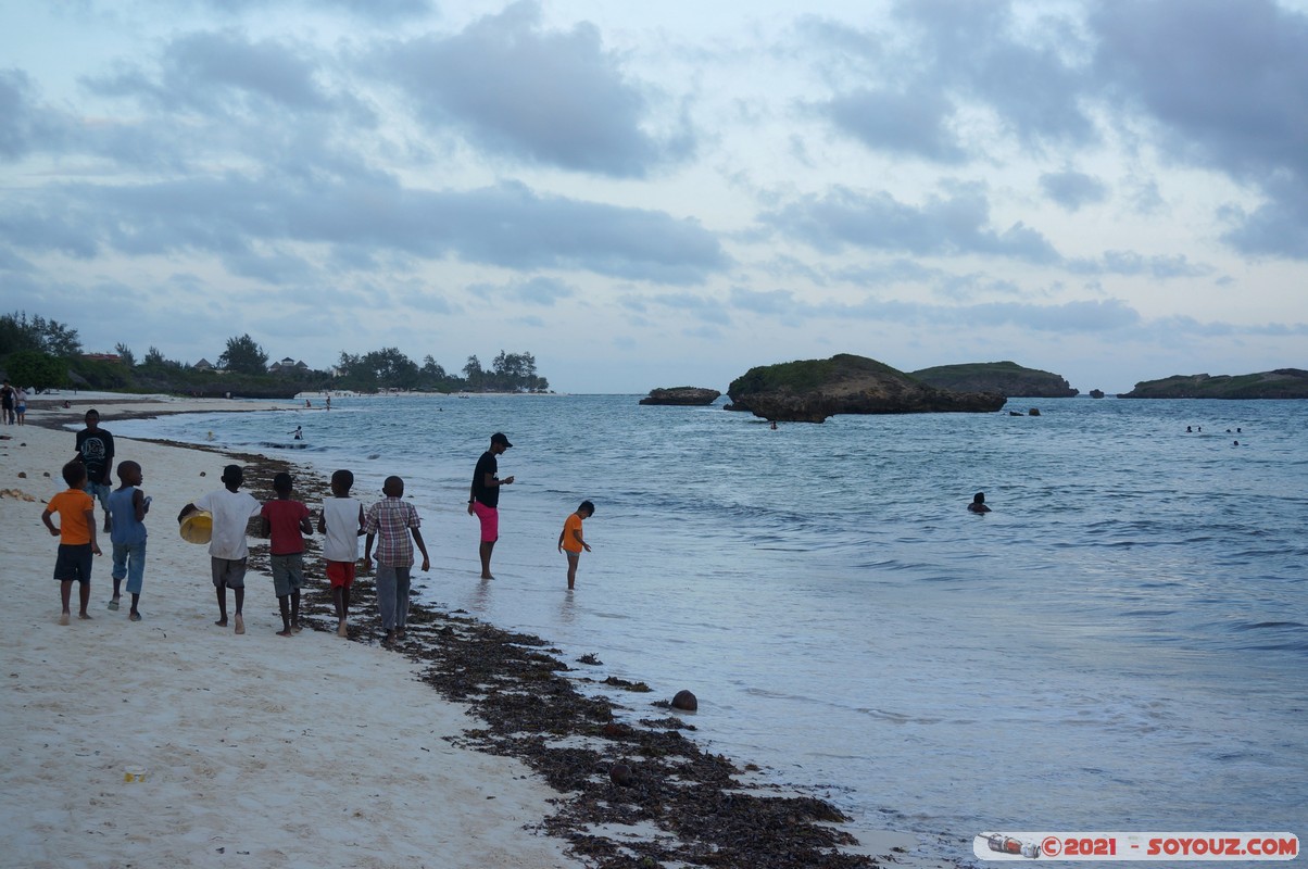 Watamu bay
Mots-clés: geo:lat=-3.35130105 geo:lon=40.02464332 geotagged KEN Kenya Kilifi Watamu plage Mer Watamu bay sunset
