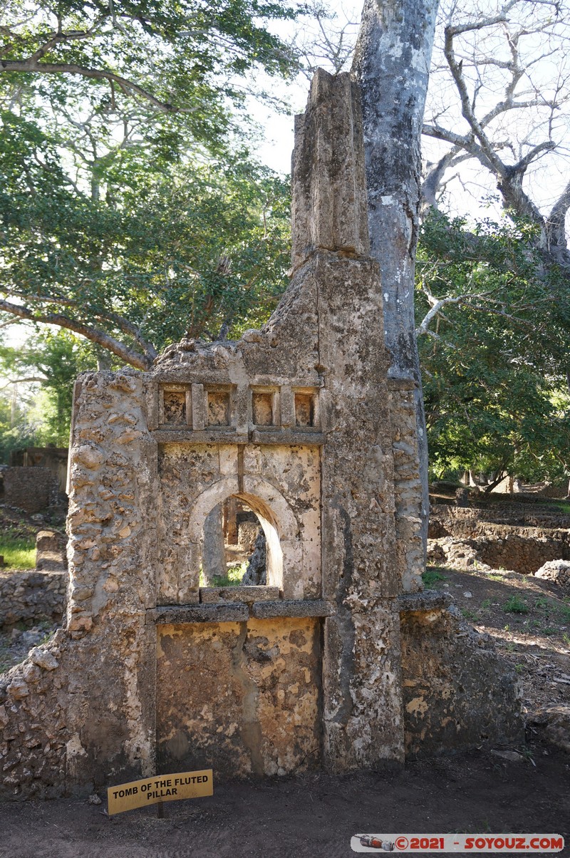 Watamu - Gede Ruins - Tomb of the Fluted Pillar
Mots-clés: Gedi geo:lat=-3.30969964 geo:lon=40.01743538 geotagged KEN Kenya Kilifi Gede Ruins Ruines Tomb of the Fluted Pillar Watamu