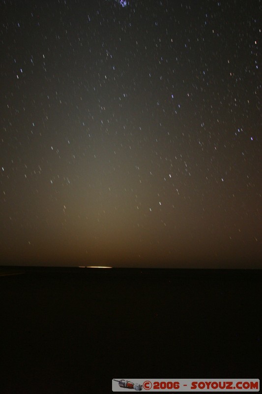 Lumière zodiacale
lumière du soleil réfléchie par les grains de poussières en orbite autour de l'astre du jour.
