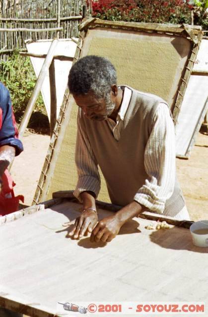 Fabrique de papier antaimoro
