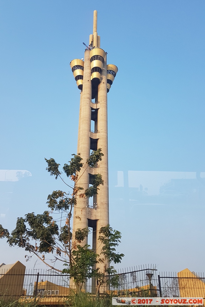 Kinshasa - Tour de l'&eacute;changeur
Mots-clés: COD geo:lat=-4.37472222 geo:lon=15.34444444 geotagged Kinshasa Mpila R&eacute;publique D&eacute;mocratique du Congo Tour de l'&eacute;changeur Place de la Reconstruction