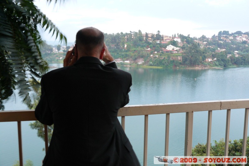 Bukavu - Phoning
Mots-clés: Lac personnes